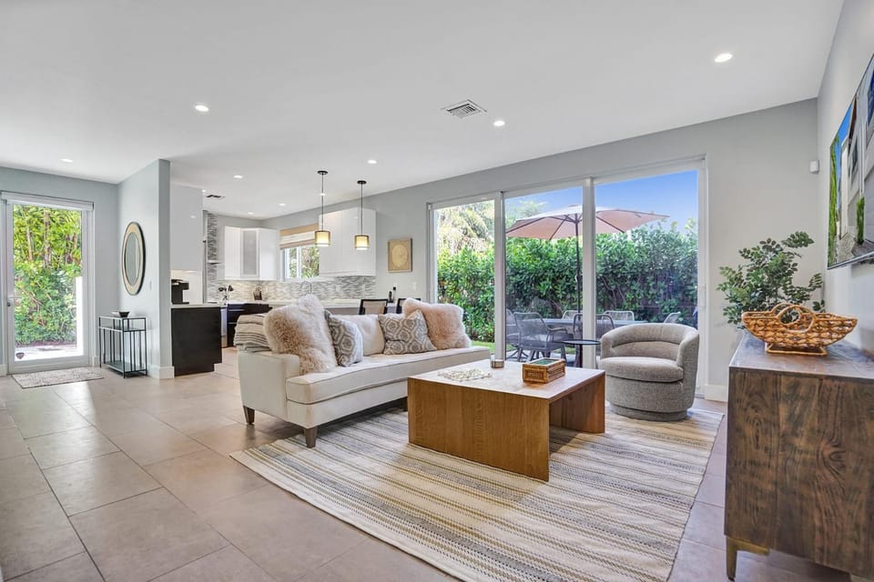 Kitchen or kitchenette, Living room, Seating area