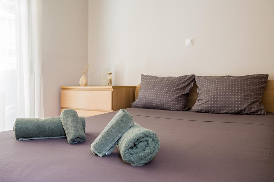 Bed, Bedroom, towels