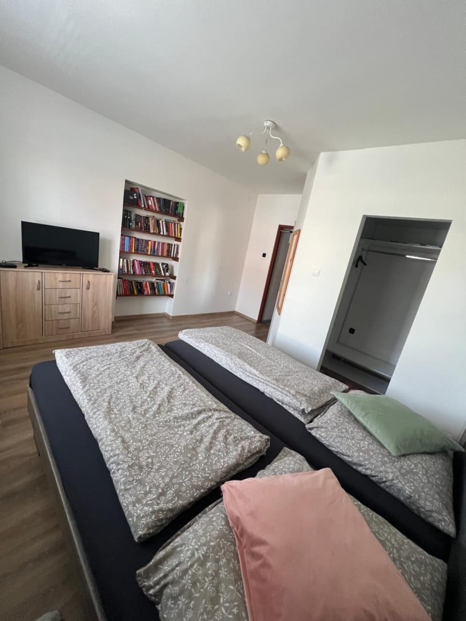 TV and multimedia, Photo of the whole room, Bedroom