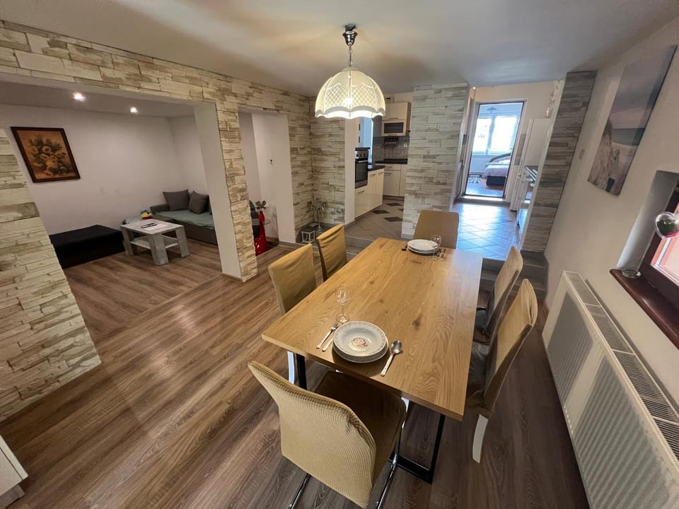TV and multimedia, Seating area, Dining area