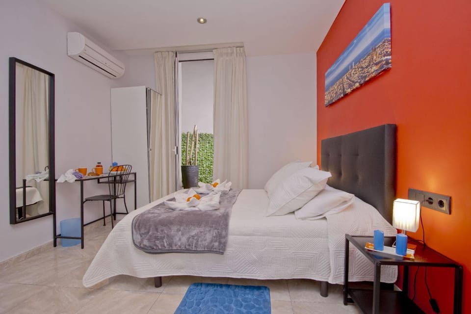 Barcelona City Centre Hostal Bed and Breakfast in Barcelona