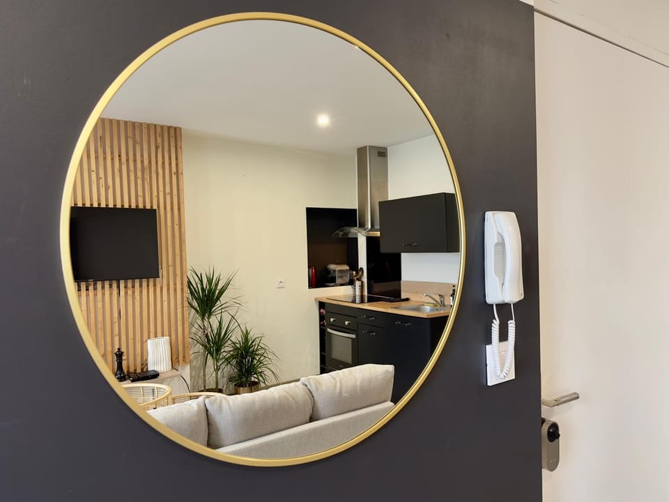 LouerAngouleme - Idéal couples & pro - Patio extérieur- Proche centre ville et gare - Promenade au bord de la Charente - Parking à proximité - Wifi très haut debit - Équipement premium -Netflix Apartment in Angoulême