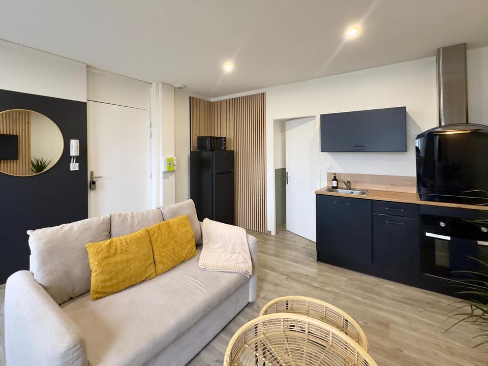 LouerAngouleme - Idéal couples & pro - Patio extérieur- Proche centre ville et gare - Promenade au bord de la Charente - Parking à proximité - Wifi très haut debit - Équipement premium -Netflix Apartment in Angoulême