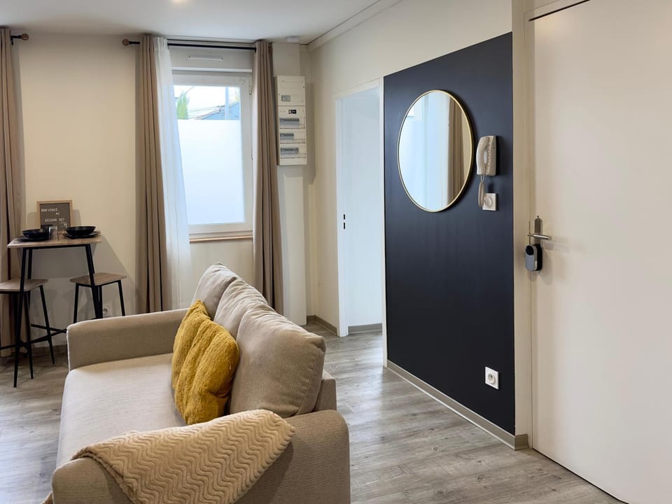 LouerAngouleme - Idéal couples & pro - Patio extérieur- Proche centre ville et gare - Promenade au bord de la Charente - Parking à proximité - Wifi très haut debit - Équipement premium -Netflix Apartment in Angoulême