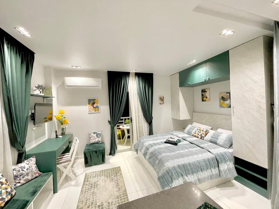 Bed, Photo of the whole room, Seating area, Bedroom, towels