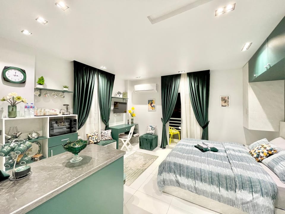 Bed, Kitchen or kitchenette, Photo of the whole room, Bedroom, minibar, pet friendly, stove