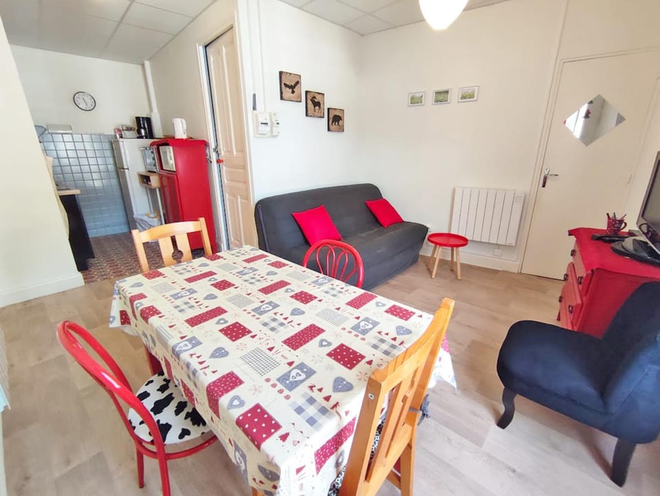 Les 3 renards, T2 bis, parking, centre Luchon, casier à skis, 4 personnes Apartment in Catalonia