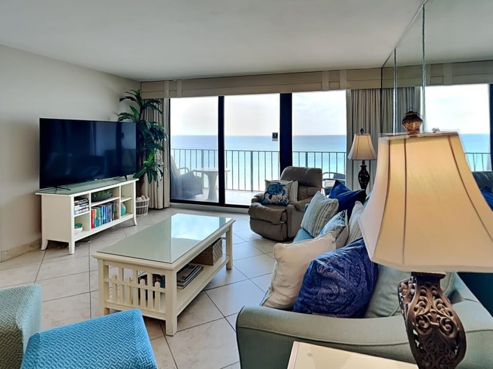 TV and multimedia, Balcony/Terrace, Living room, Seating area, Sea view, furniture