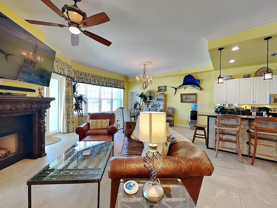 TV and multimedia, Kitchen or kitchenette, Living room, Seating area, Dining area, fireplace, furniture