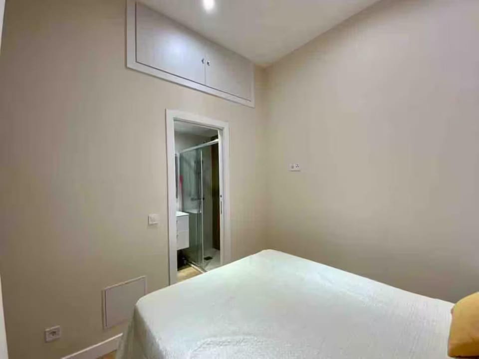 Bed, Bathroom