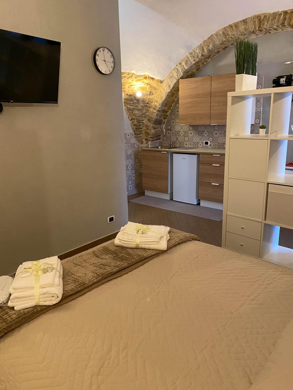 Bed, TV and multimedia, towels