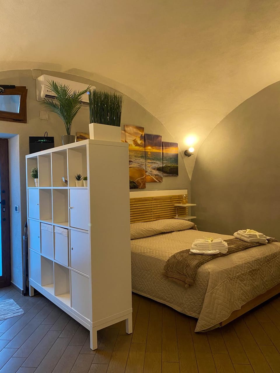 Bed, Photo of the whole room, towels