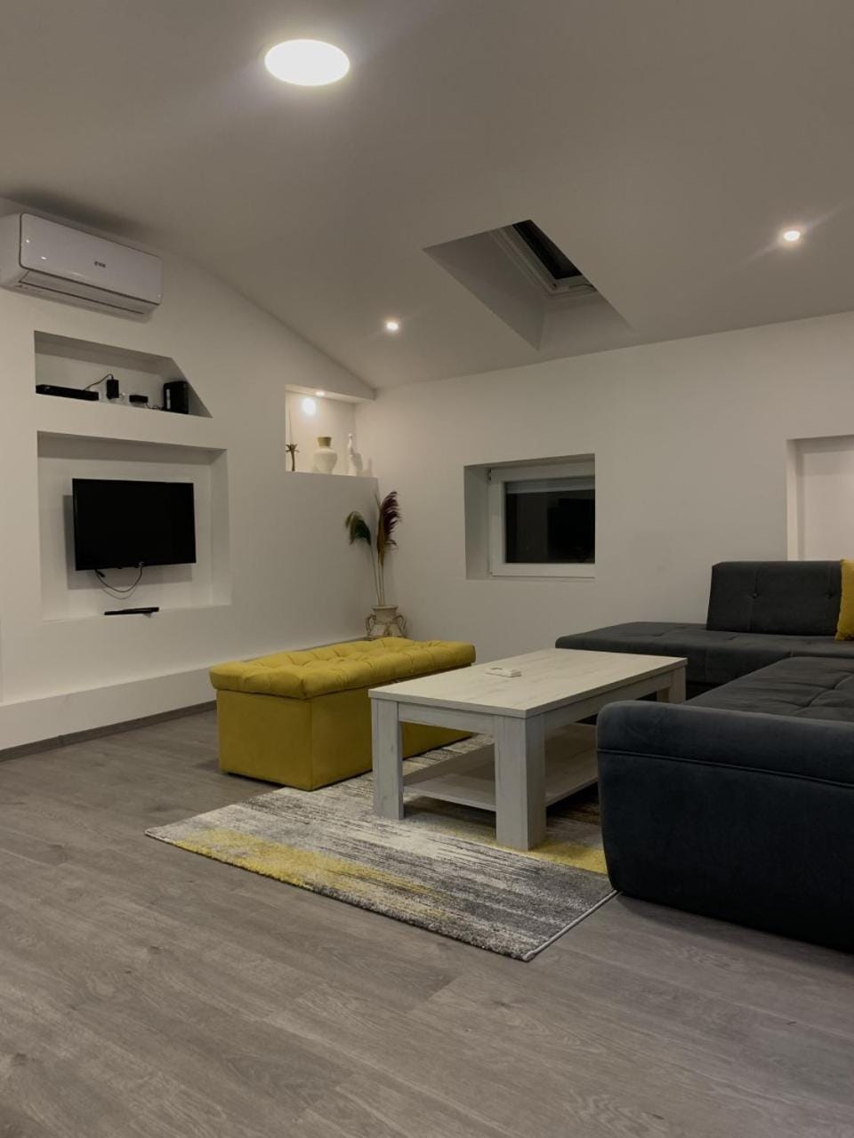 TV and multimedia, Living room, air conditioner