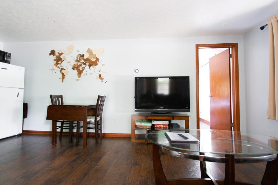 TV and multimedia, Seating area, Dining area
