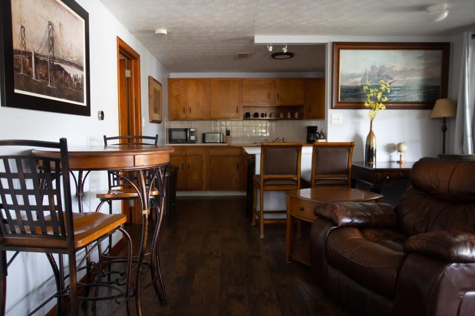 Seating area, Dining area