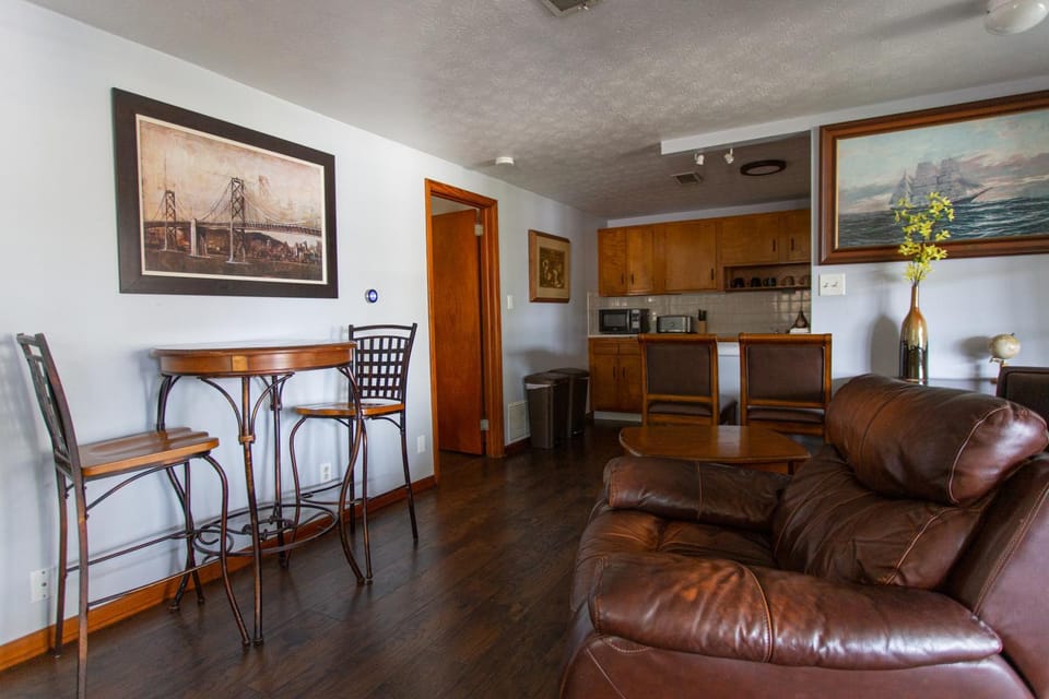 Seating area, Dining area