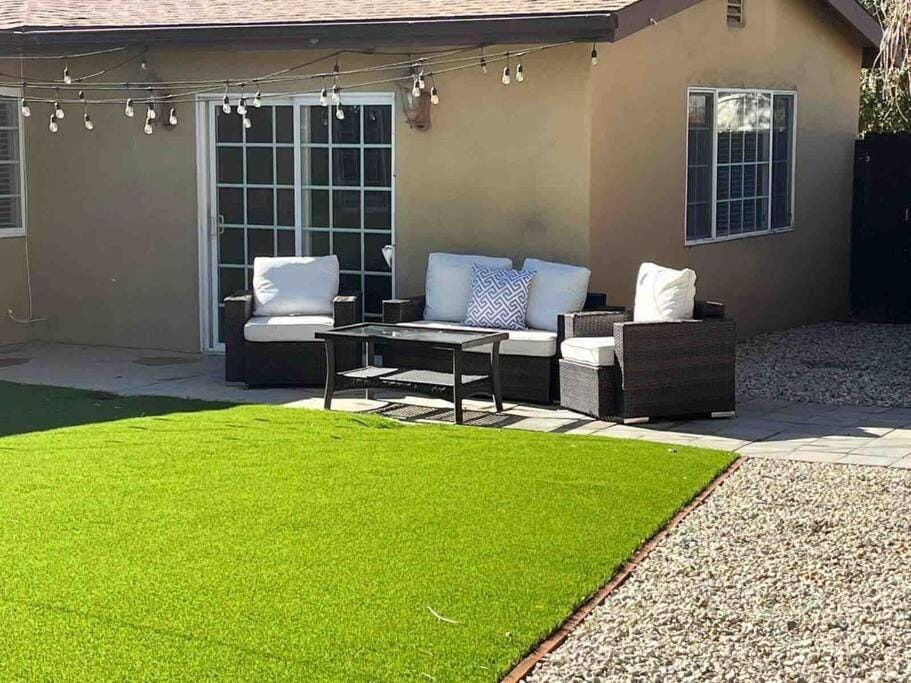 Woodland Hills 3 bedroom w/ pool and spa House in Woodland Hills