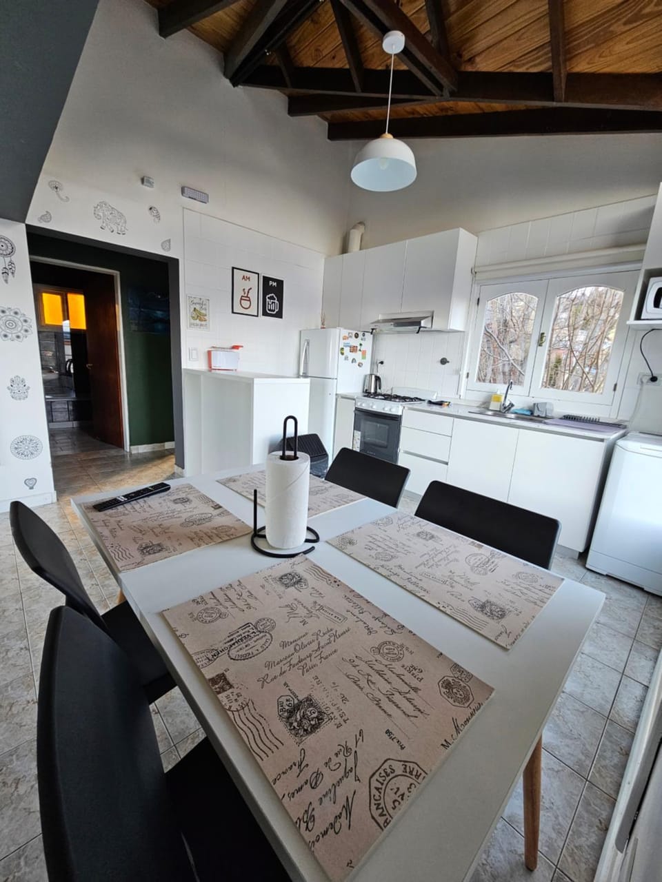 Kitchen or kitchenette, Living room, Seating area, Dining area