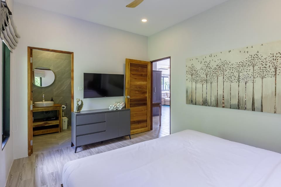 Photo of the whole room, Bedroom, wardrobe