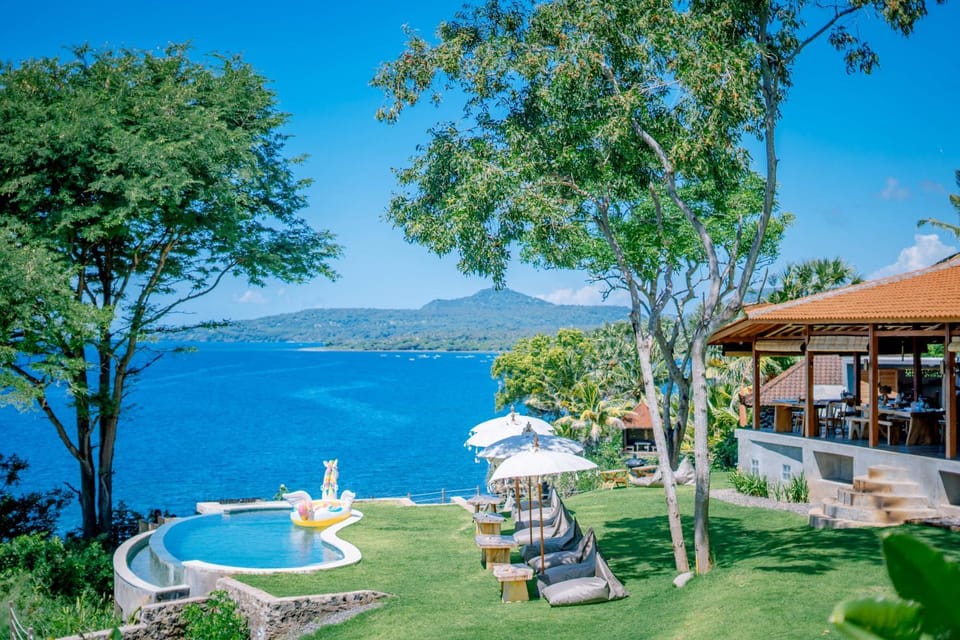 Toilet, Restaurant/places to eat, Garden, View (from property/room), Lounge or bar, Garden view, Pool view, Sea view, Swimming pool, sunbed, towels