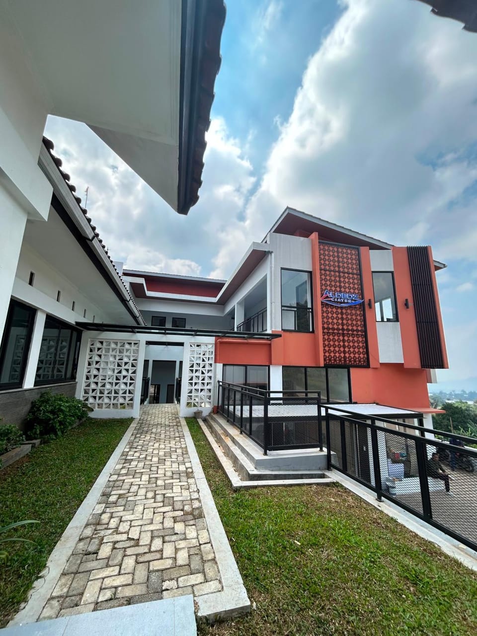 Property building, Day, Balcony/Terrace