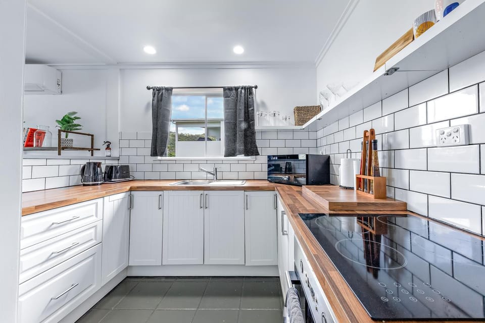 Coffee/tea facilities, Kitchen or kitchenette, oven, stove, toaster