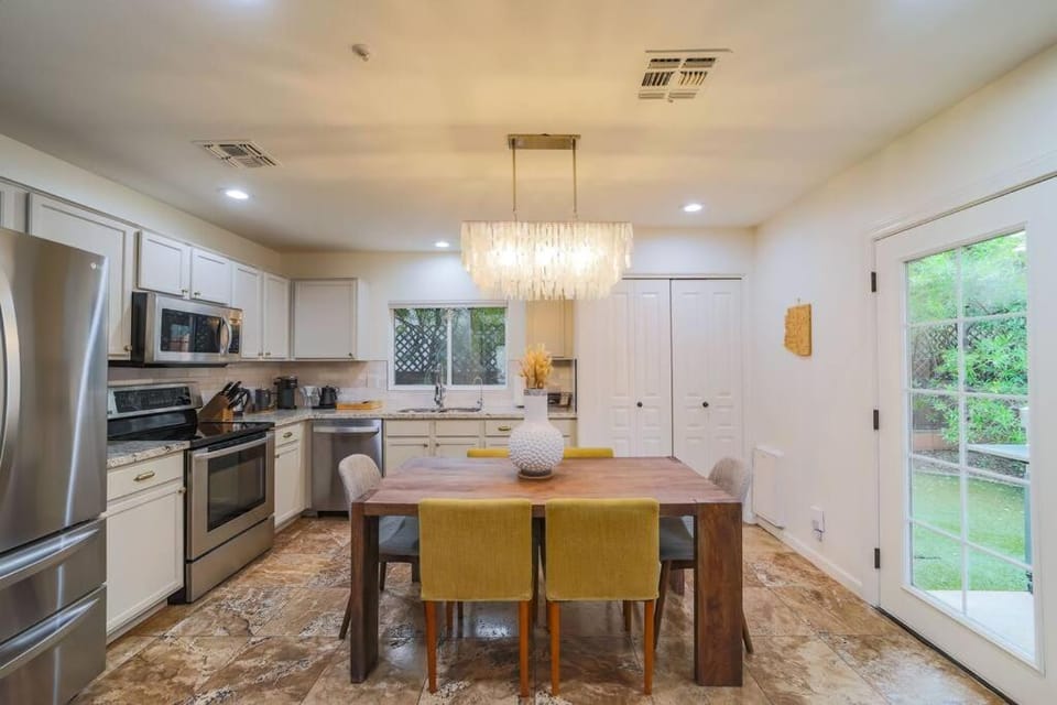 Kitchen or kitchenette, Dining area, dishwasher, minibar, pet friendly, stove, toaster