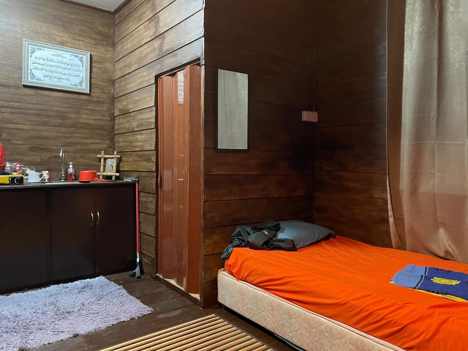 Bed, Kitchen or kitchenette