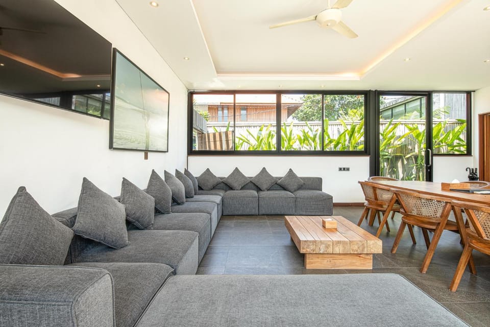 New 5BR Villa, Enclosed Lounge, Canggu Oasis Villa in North Kuta