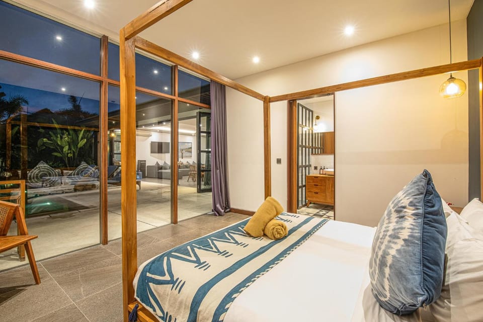 New 5BR Villa, Enclosed Lounge, Canggu Oasis Villa in North Kuta