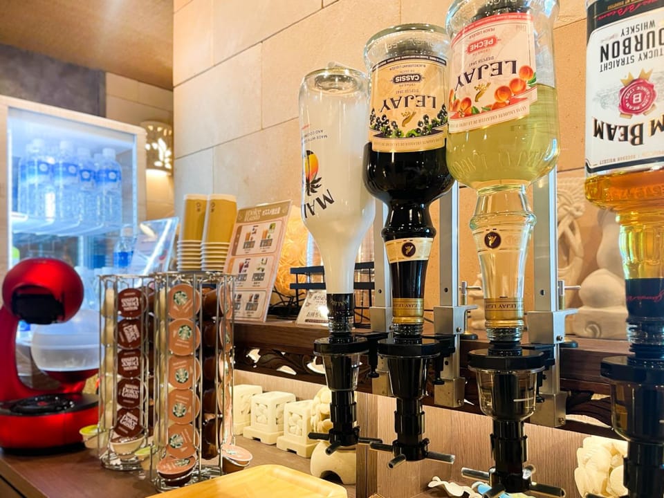 Coffee/tea facilities, Food and drinks, Area and facilities, Drinks, Alcoholic drinks