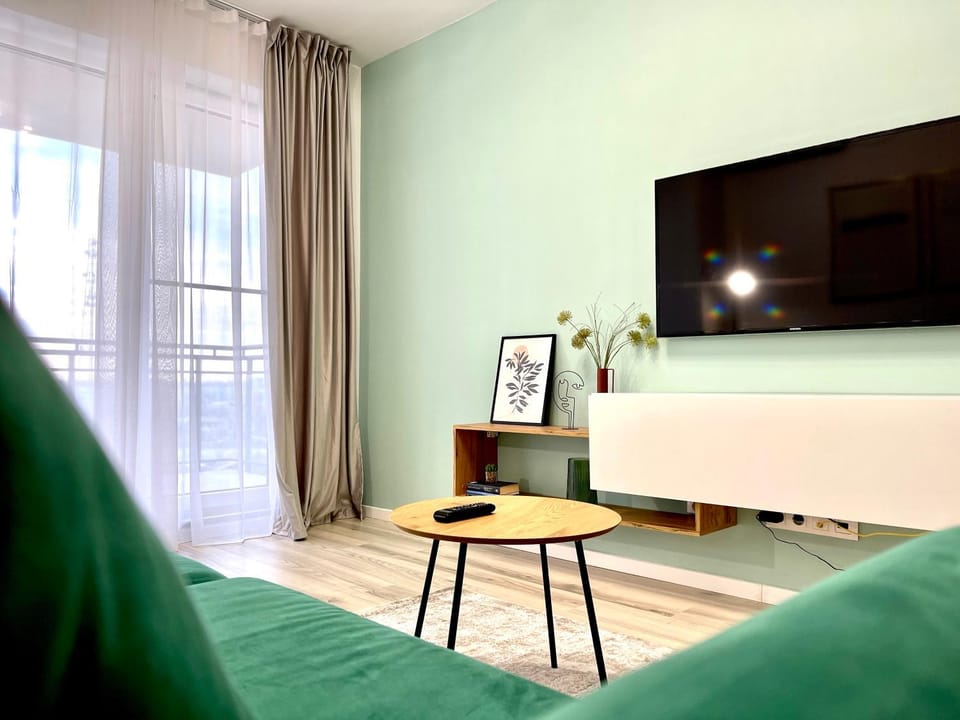 TV and multimedia, Living room, Seating area, Evening entertainment