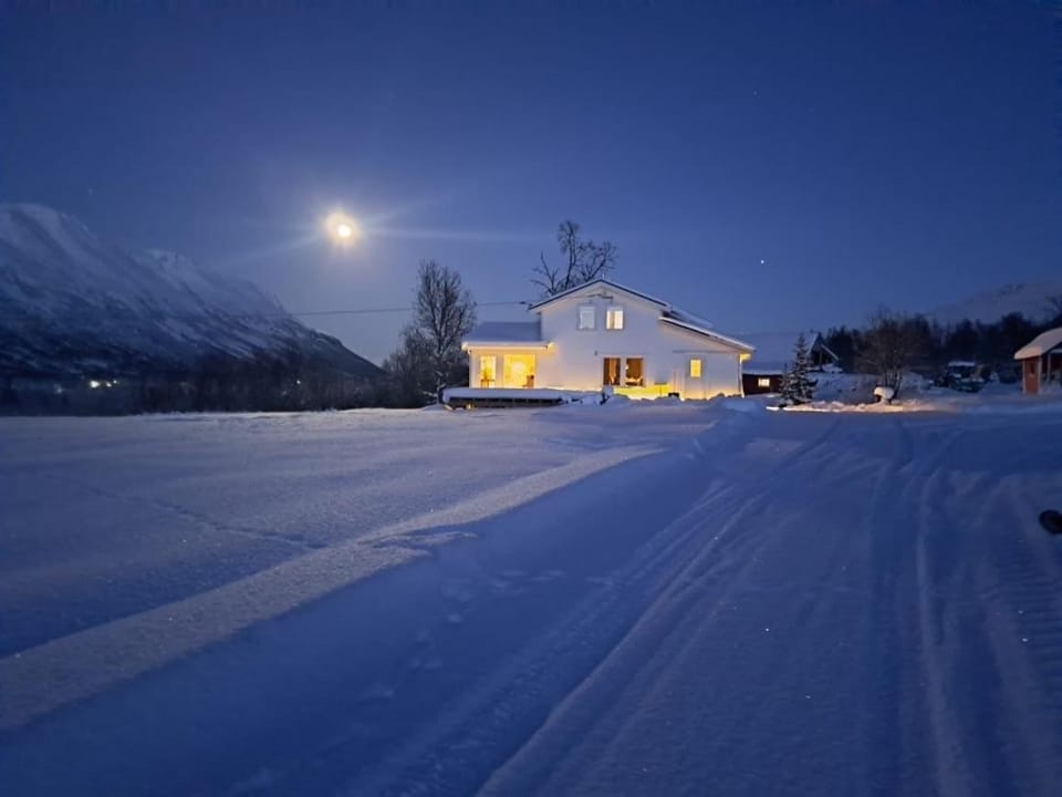 Mountainside Lodge - Breivikeidet House in Troms Og Finnmark