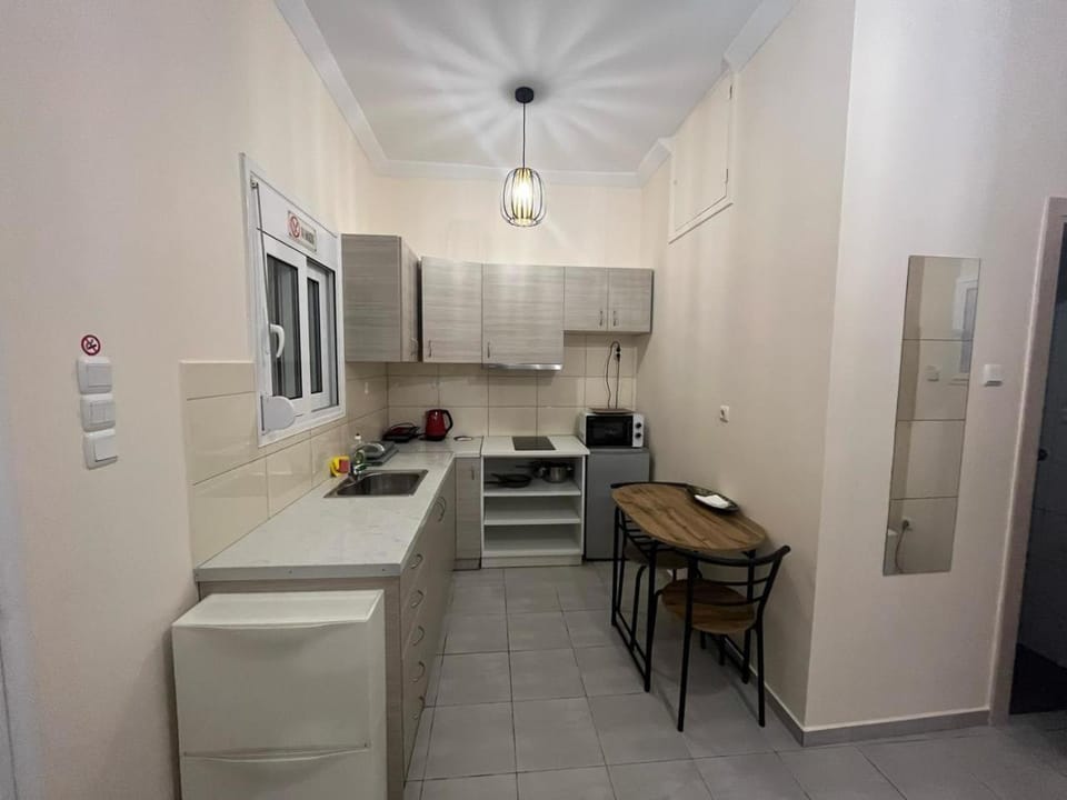 Kitchen or kitchenette, Dining area, microwave, stove