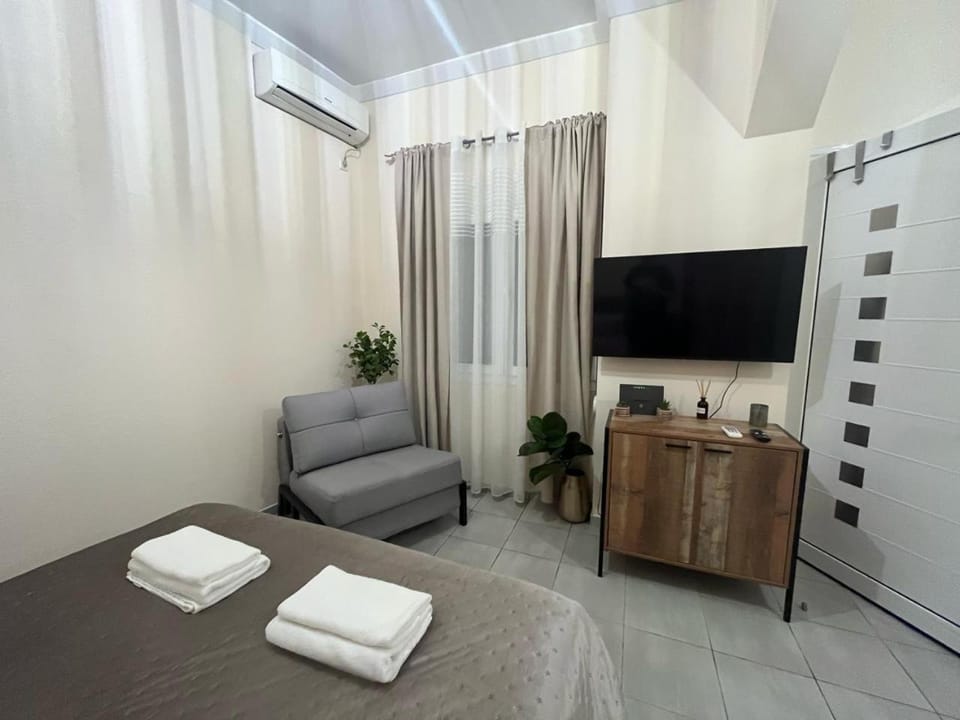 Bed, TV and multimedia, Bedroom, towels