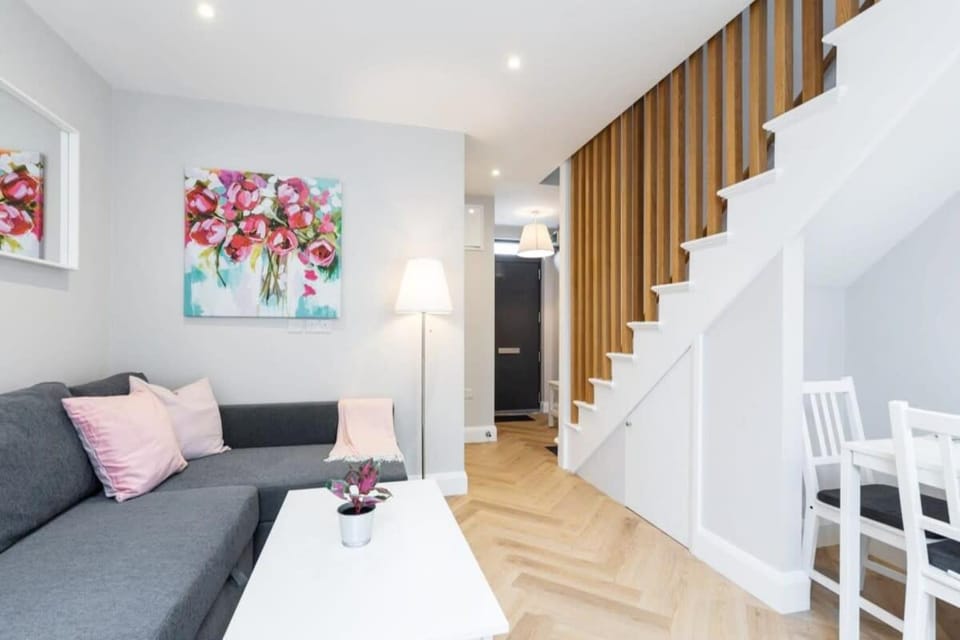 LOVELY 2bed HOME with patio & fast reliable WIFI House in Dublin