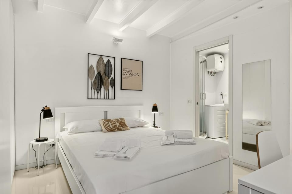 Bed, Photo of the whole room, towels, air conditioner