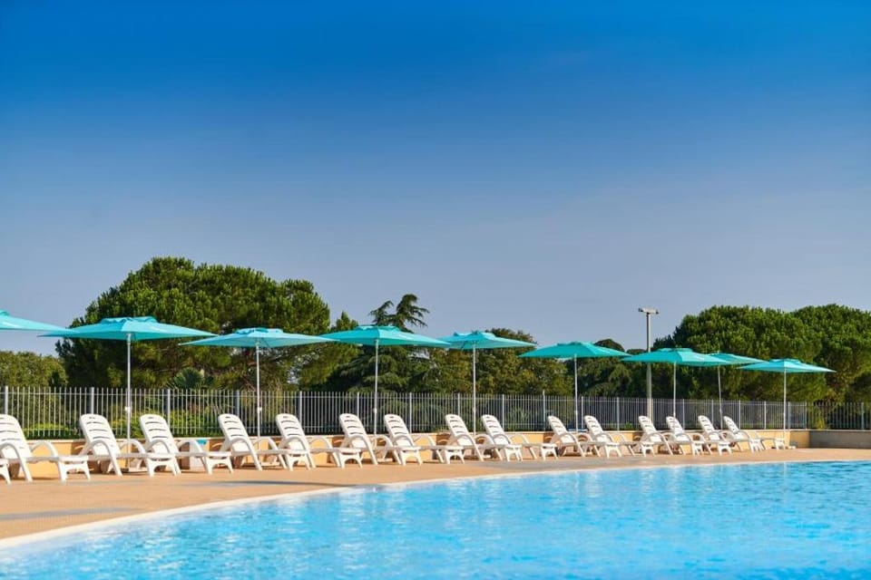 Kids's club, Swimming pool, young children