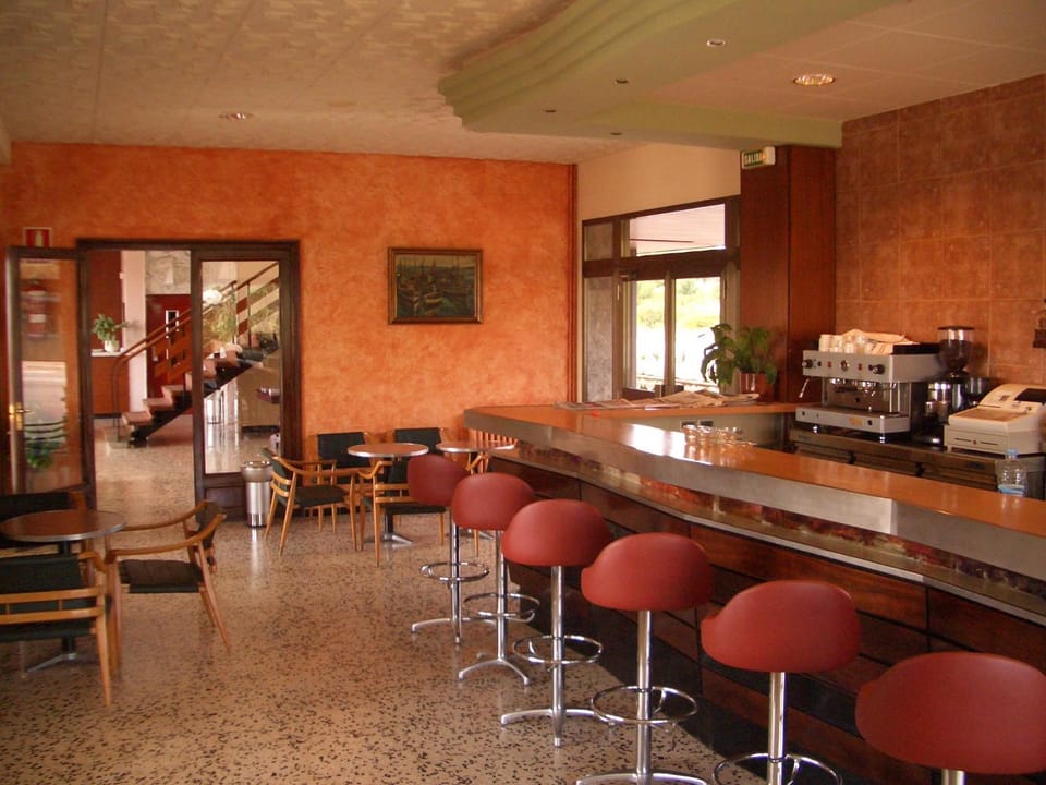 Nightclub / DJ, Lounge or bar