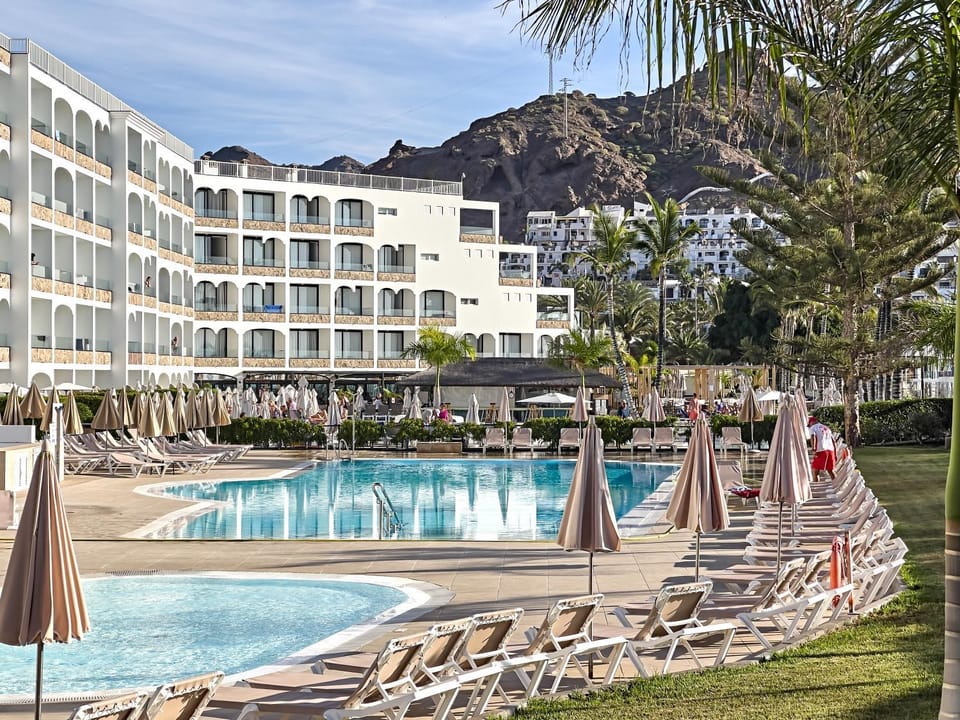 Property building, Swimming pool, sunbed