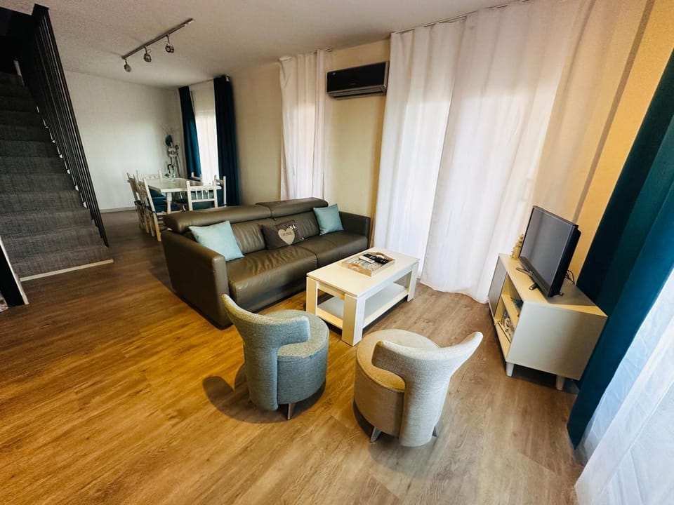 TV and multimedia, Living room, Seating area, air conditioner