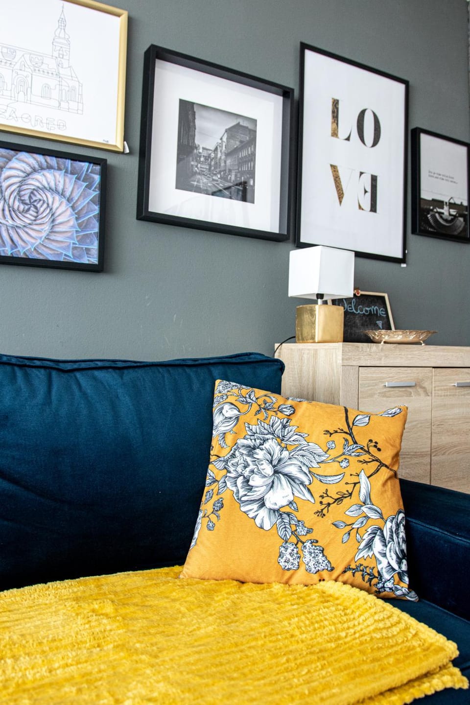 Bed, Living room, Seating area, Bedroom