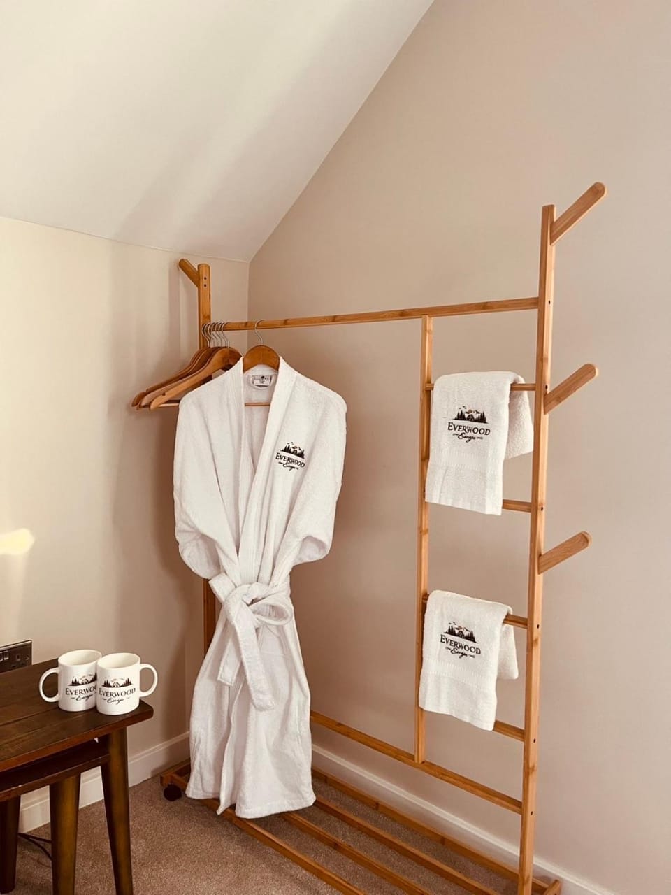 Everwood Escape- The Willow Hut With Private Hot Tub Apartment in Northern Ireland