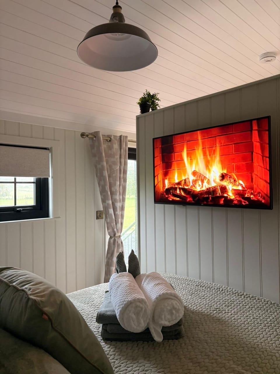 Everwood Escape- The Willow Hut With Private Hot Tub Apartment in Northern Ireland