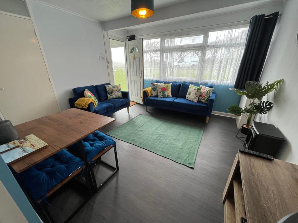 Macs Shack, Two bed Chalet on California Sands Holiday Park - Sleeps 5, pet friendly, includes FREE pool passes - plus bed linen and towels included - only 300m from the beach! Chalet in England