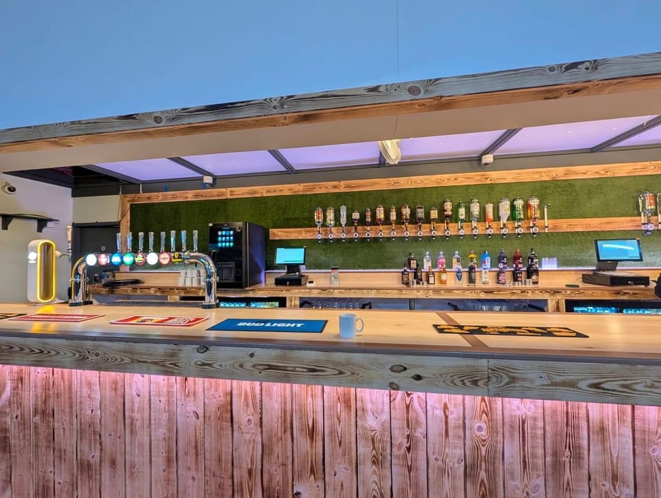 Macs Shack, Two bed Chalet on California Sands Holiday Park - Sleeps 5, pet friendly, includes FREE pool passes - plus bed linen and towels included - only 300m from the beach! Chalet in England