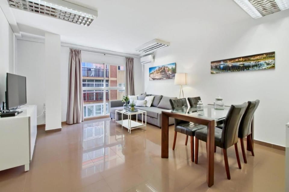 AMPLIO PISO CON TERRAZA Apartment in Malaga