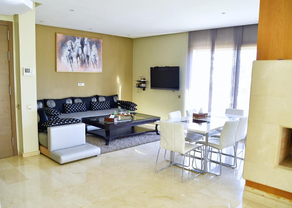 Communal lounge/ TV room, TV and multimedia, Living room, Seating area, Dining area, Evening entertainment