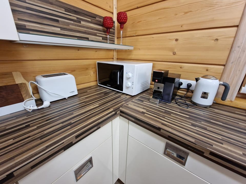 Coffee/tea facilities, minibar, toaster, kitchen