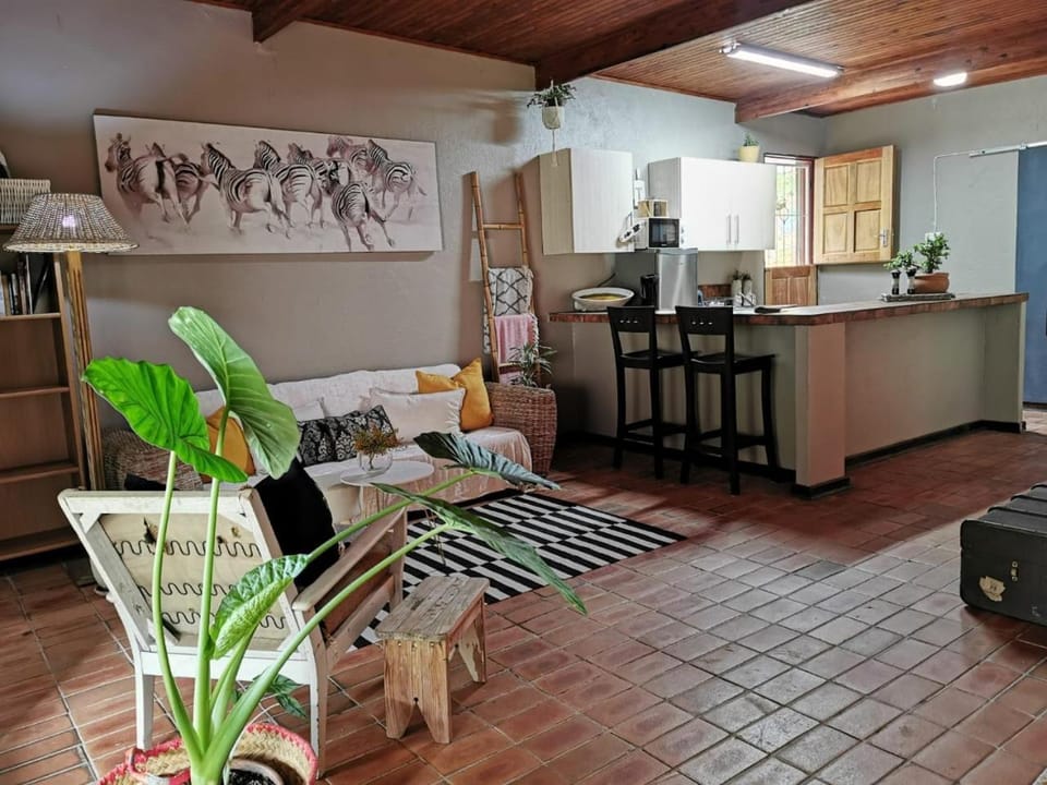 Kitchen or kitchenette, Living room, Seating area, hair dresser